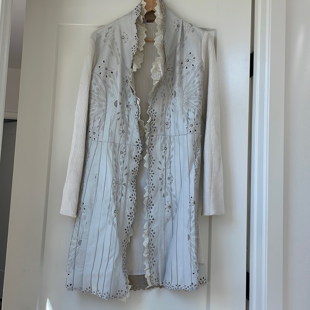 Roberto Cavalli class embroidery woman jacket white color size10(good condition)